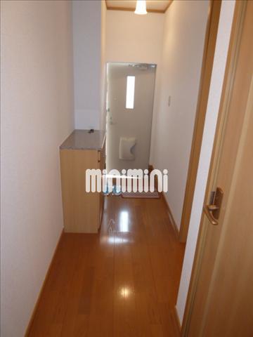 玄関　下駄箱完備の玄関です。