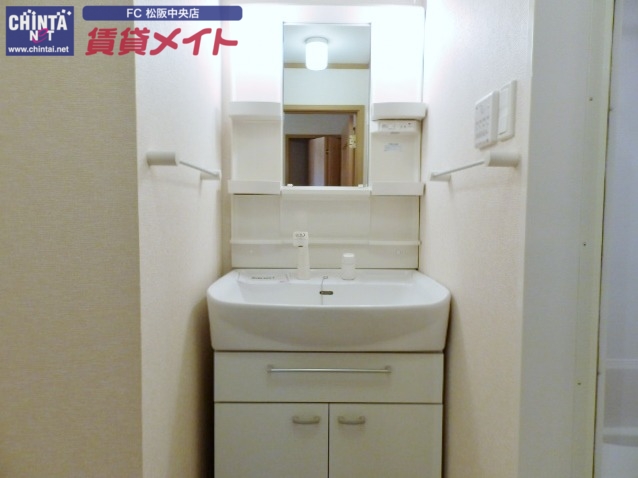 洗面設備　同物件反転写真