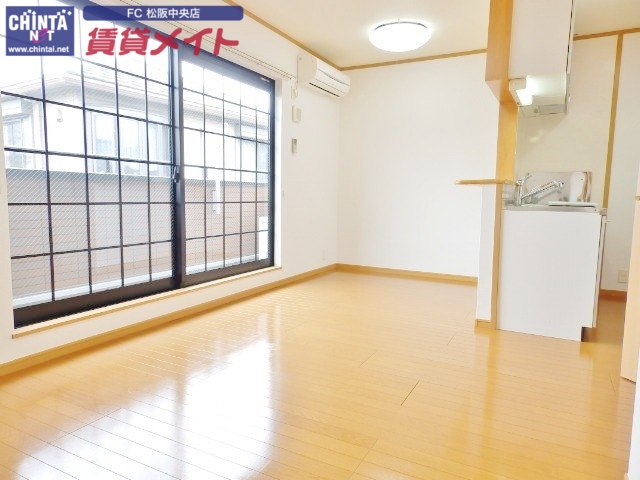 居室・リビング　同物件反転写真