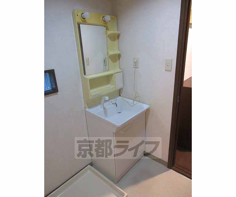 洗面設備　ドレッサータイプの洗面台です。