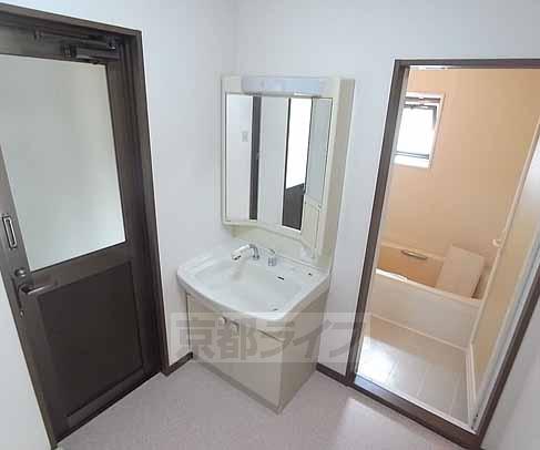 洗面設備　三面鏡にシャンドレと嬉しい設備です