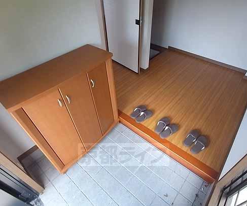 玄関　靴は脱いだら片付けましょう