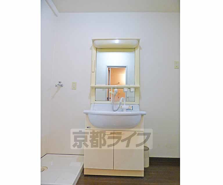 洗面設備　綺麗な洗面台です。