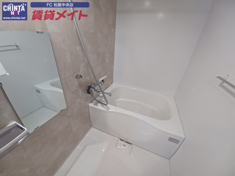 バス・シャワールーム　反転同型写真