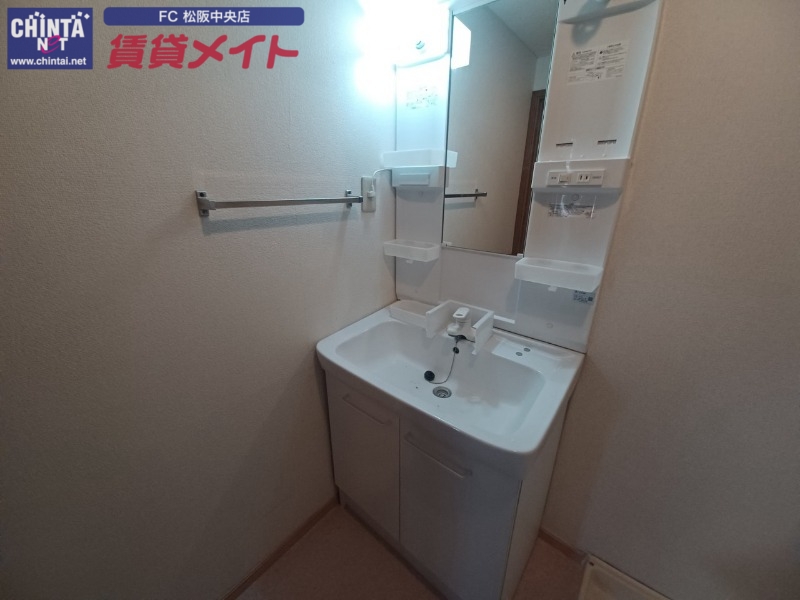 洗面設備　反転同型写真