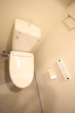 トイレ　同じ間取りの違うお部屋の写真になります。