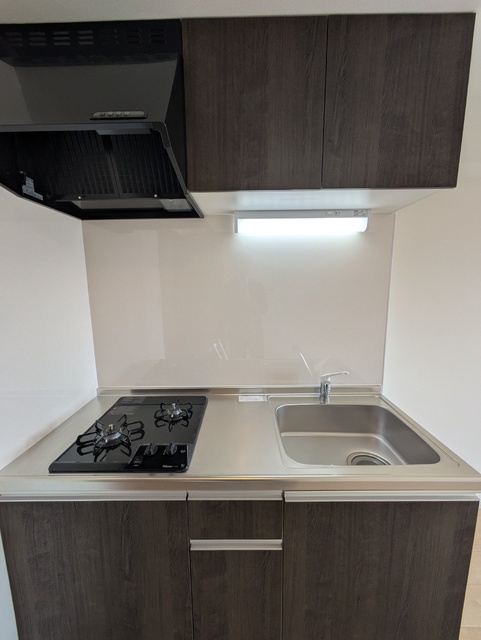 キッチン　※建築中。３０２号室モデルルームの写真です。