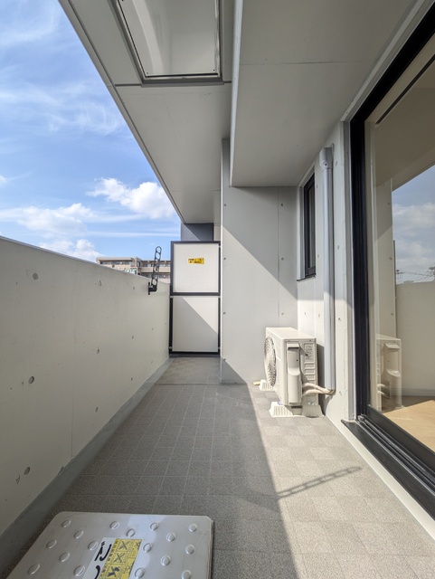 バルコニー　※建築中。３０２号室モデルルームの写真です。