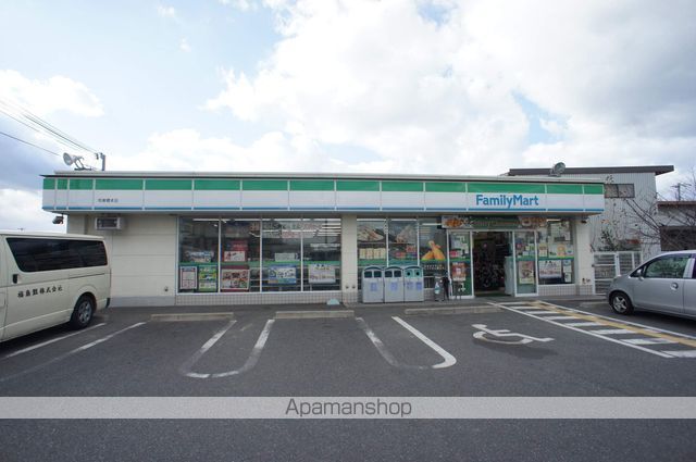 コンビニ　ファミリーマート（コンビニ）まで604m