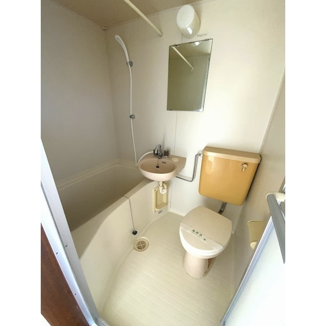 バス・シャワールーム　バス、洗面台、トイレ