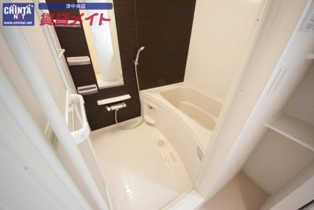 バス・シャワールーム　同型、反転タイプの部屋写真です。