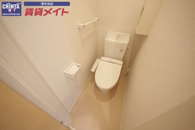 トイレ　同型、反転タイプの部屋写真です。