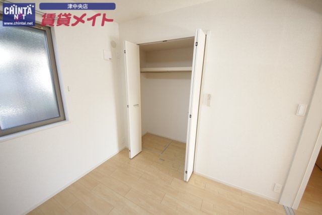 収納　同型、反転タイプの部屋写真です。