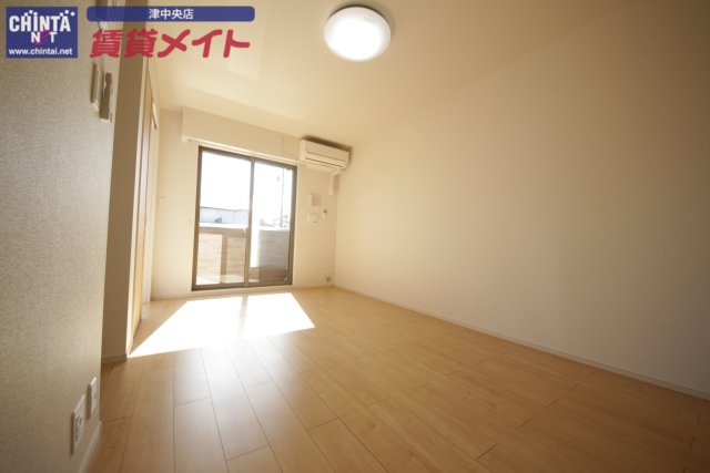 居室・リビング　同型、反転タイプの部屋写真です。