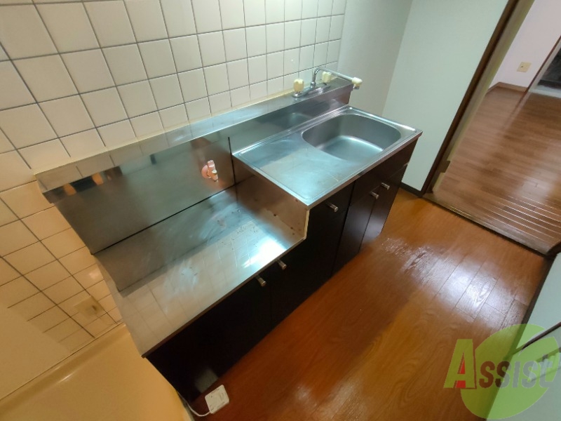 キッチン　キッチンはガスコンロ設置型。調理スペースも確保されています。