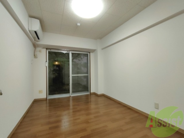 居室・リビング　綺麗にリフォームされたフローリング。清潔感のあるお部屋でした