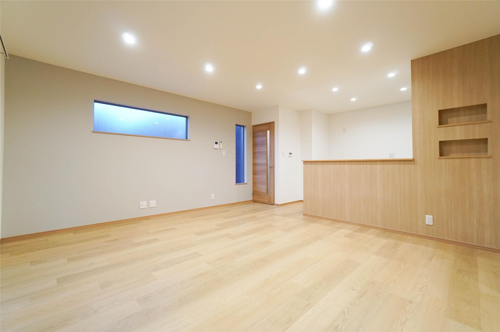 居室・リビング　窓も多く明るい室内