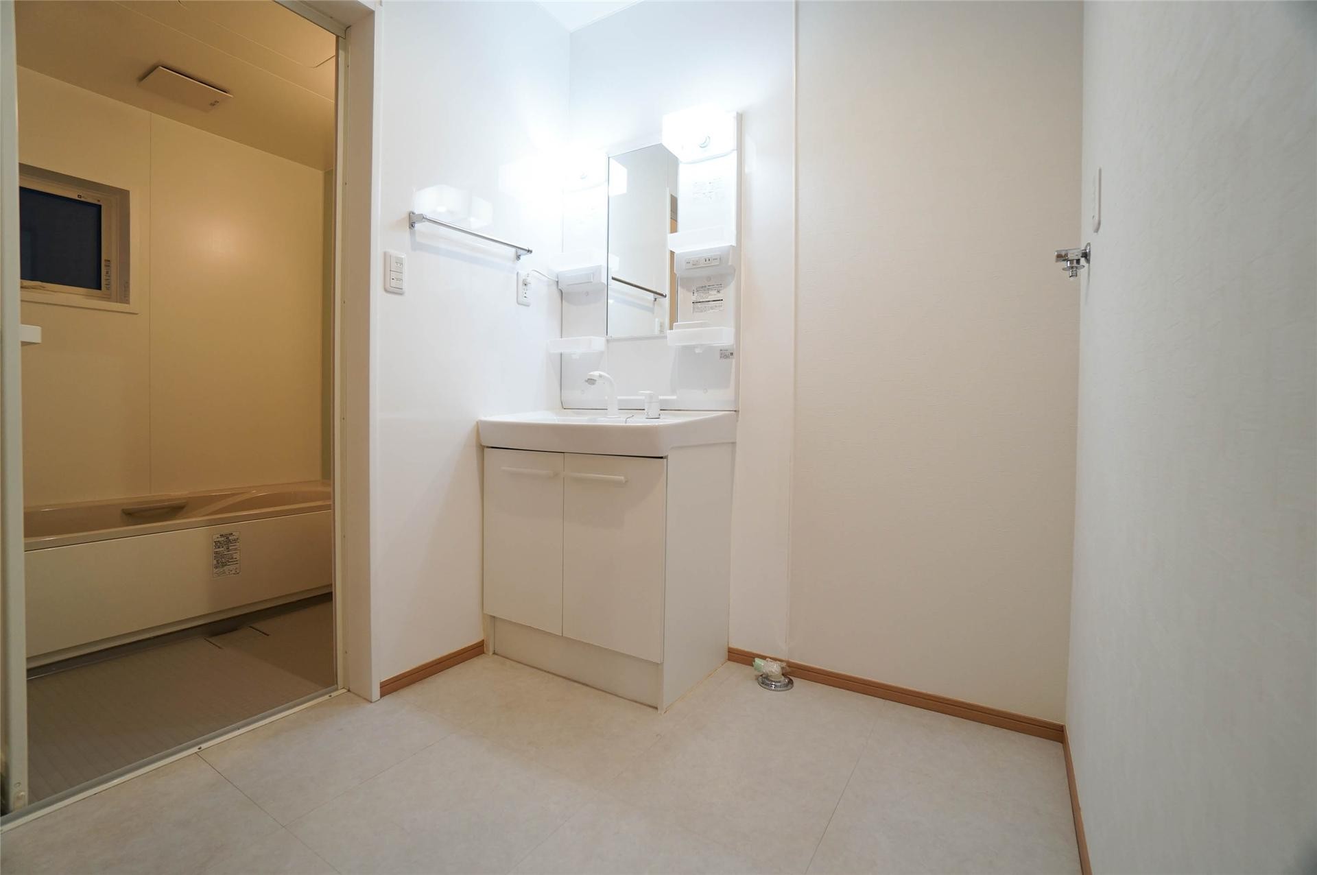 洗面設備　洗面化粧台・洗濯機置場