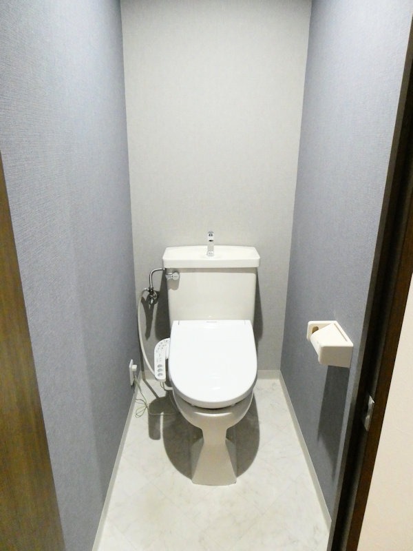 トイレ　もちろん・・・温水洗浄便座♪
