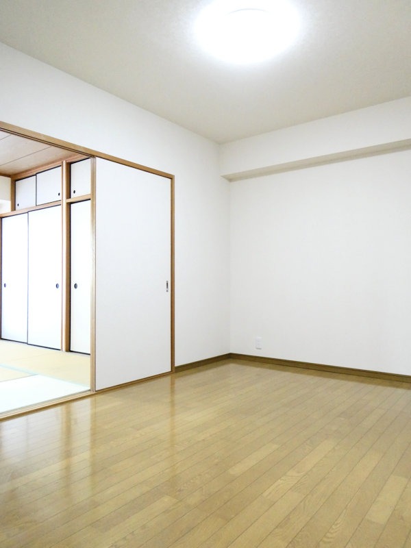 その他部屋・スペース　和室とつながる洋室にも収納完備♪