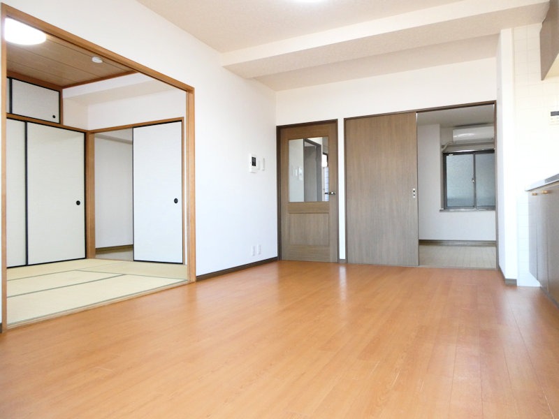 居室・リビング　バルコニーに面した明るい９帖のダイニングキッチン♪