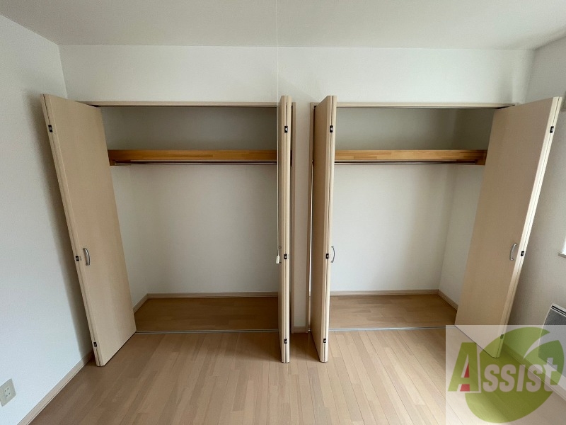 収納　こちらの収納にはハンガーをかけて服もしまえますね。