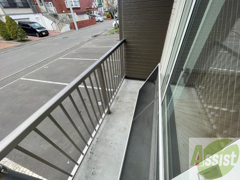 バルコニー　バルコニーです。洗濯物を干すもよし、一息つくもよしですね。