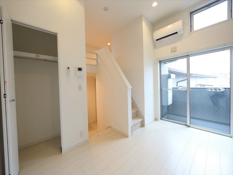 バルコニー　洋室5.7帖　上階ロフト4.7帖（収納でも使えます）イメージ