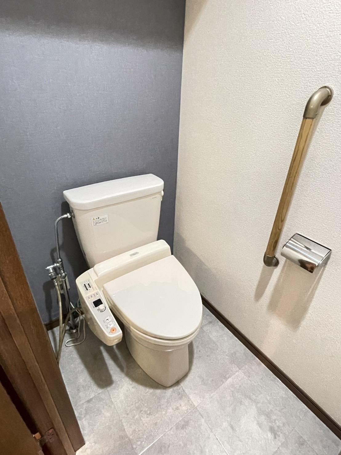 トイレ　トイレには快適な温水洗浄便座付き！