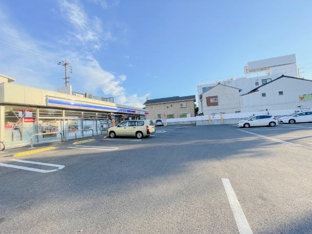 コンビニ　ローソン（芝町店）（コンビニ）まで520m