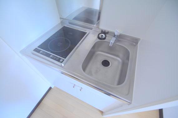 キッチン　ピカピカのミニキッチンです。お料理が楽しくなりますね。