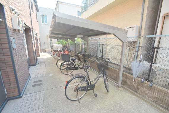 駐車場　敷地内にある駐輪場。雨の日にはうれしい屋根つきです。