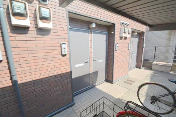 ロビー　奥行きのあるロビーは綺麗に片づけられています。