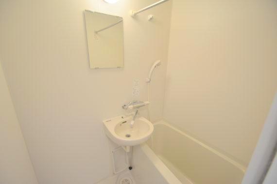 洗面設備　洗面台はバスルーム内です。