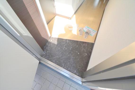 玄関　玄関に入るとお部屋まで一直線、明るい光が差し込みます。