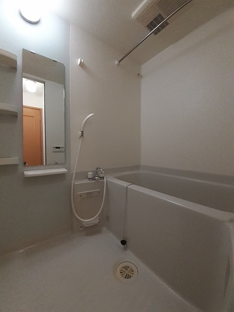 バス・シャワールーム　浴室乾燥、追い焚き機能付きのお風呂です。