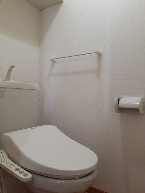 トイレ　温水洗浄便座です。