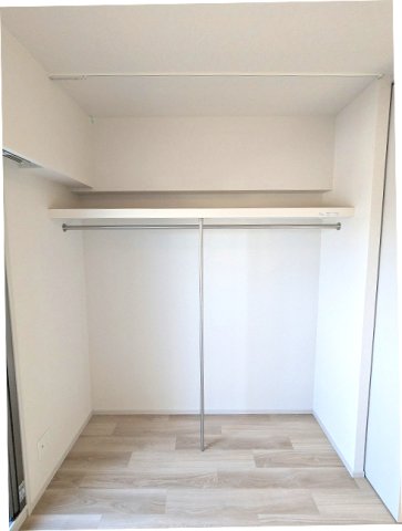 収納　洋室のオープンクローゼット、上部にカーテンレール付きで隠せま