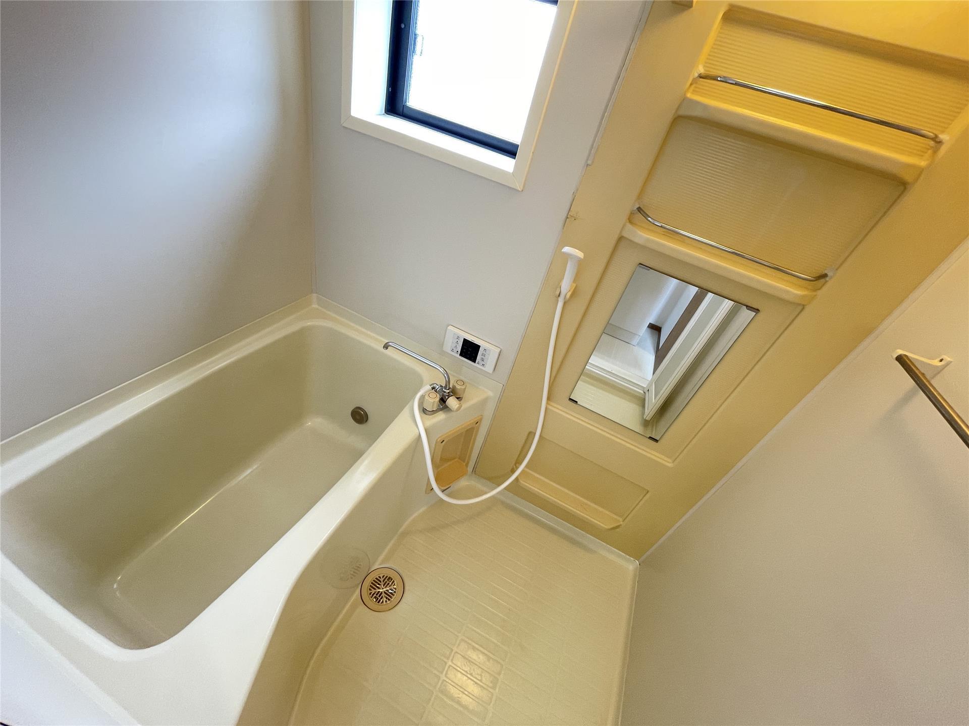 バス・シャワールーム　くつろげるお風呂♪窓もあり換気もできます♪