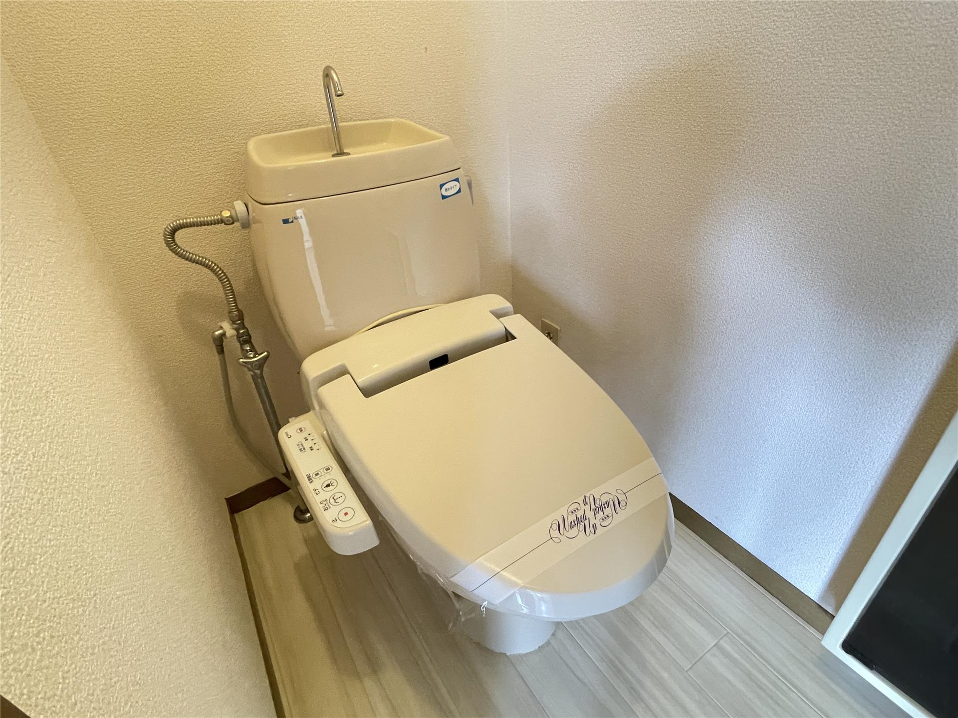 トイレ　温水洗浄便座付き♪