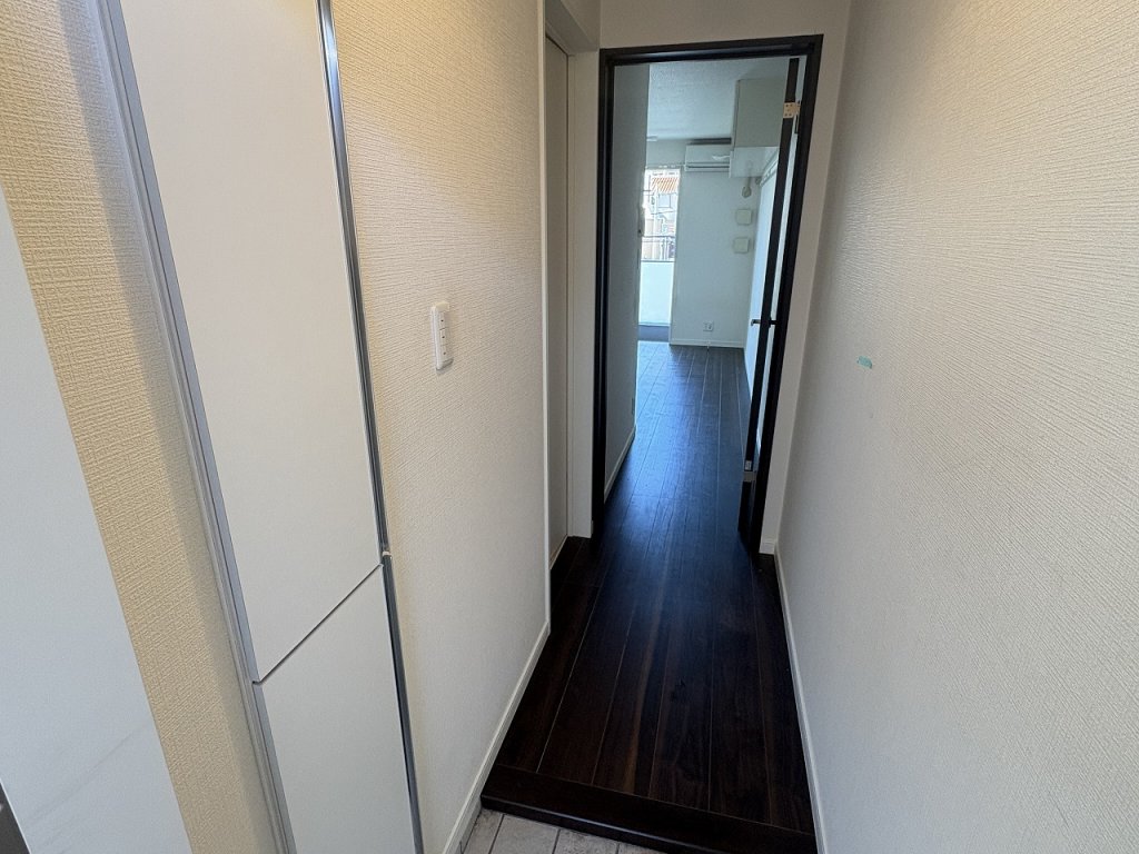 玄関　玄関からの写真　シューズＢＯＸあり