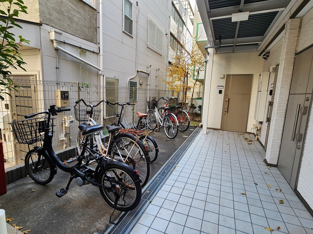 その他共有部分　駐輪スペース　集合ポスト　敷地内ゴミ置場あり