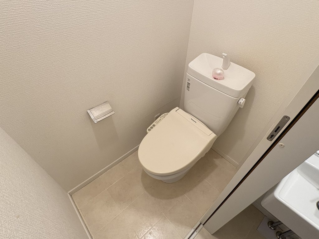 トイレ　癖になるウォシュレット付きます。