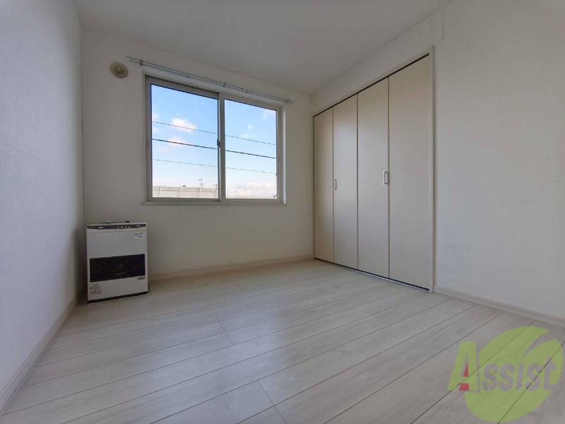 その他部屋・スペース　こちらのお部屋は光が差し込む、温かみのあるお部屋です。