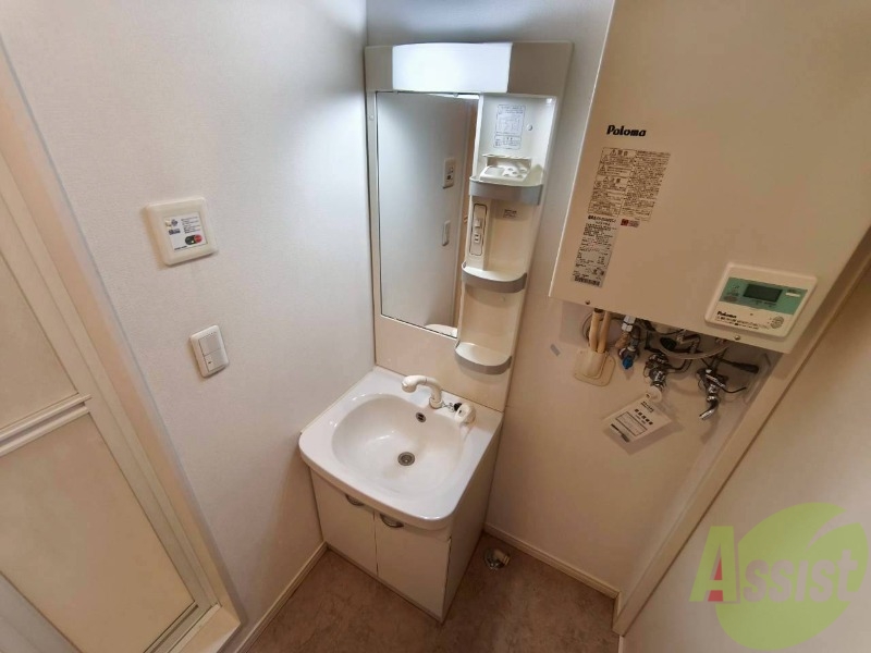 洗面設備　独立洗面台です。大きくてよいですね。シャンプーもできます！