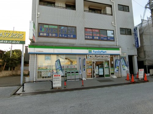 コンビニ　ファミリーマート　久米田駅前店（コンビニ）まで164m