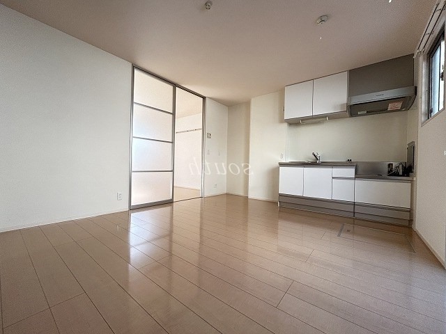 居室・リビング　洗練された清潔感漂う清楚な仕上がり