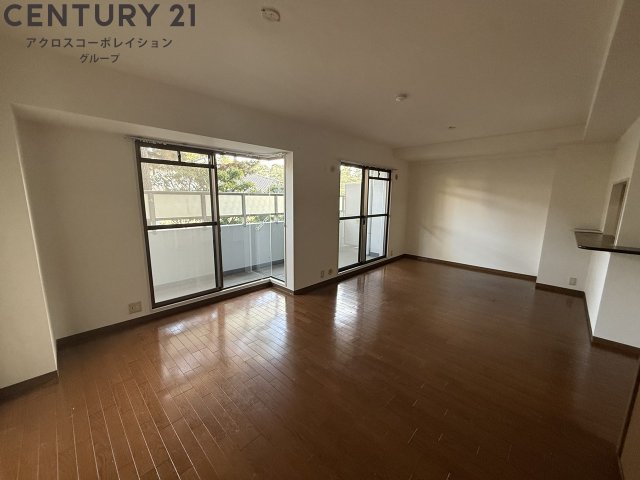 居室・リビング　床色が落ち着いた色合いで、とてもきれいです。