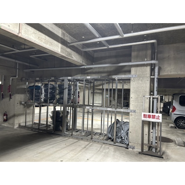 駐車場　タイヤラック