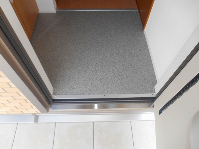 玄関　同物件反転写真です